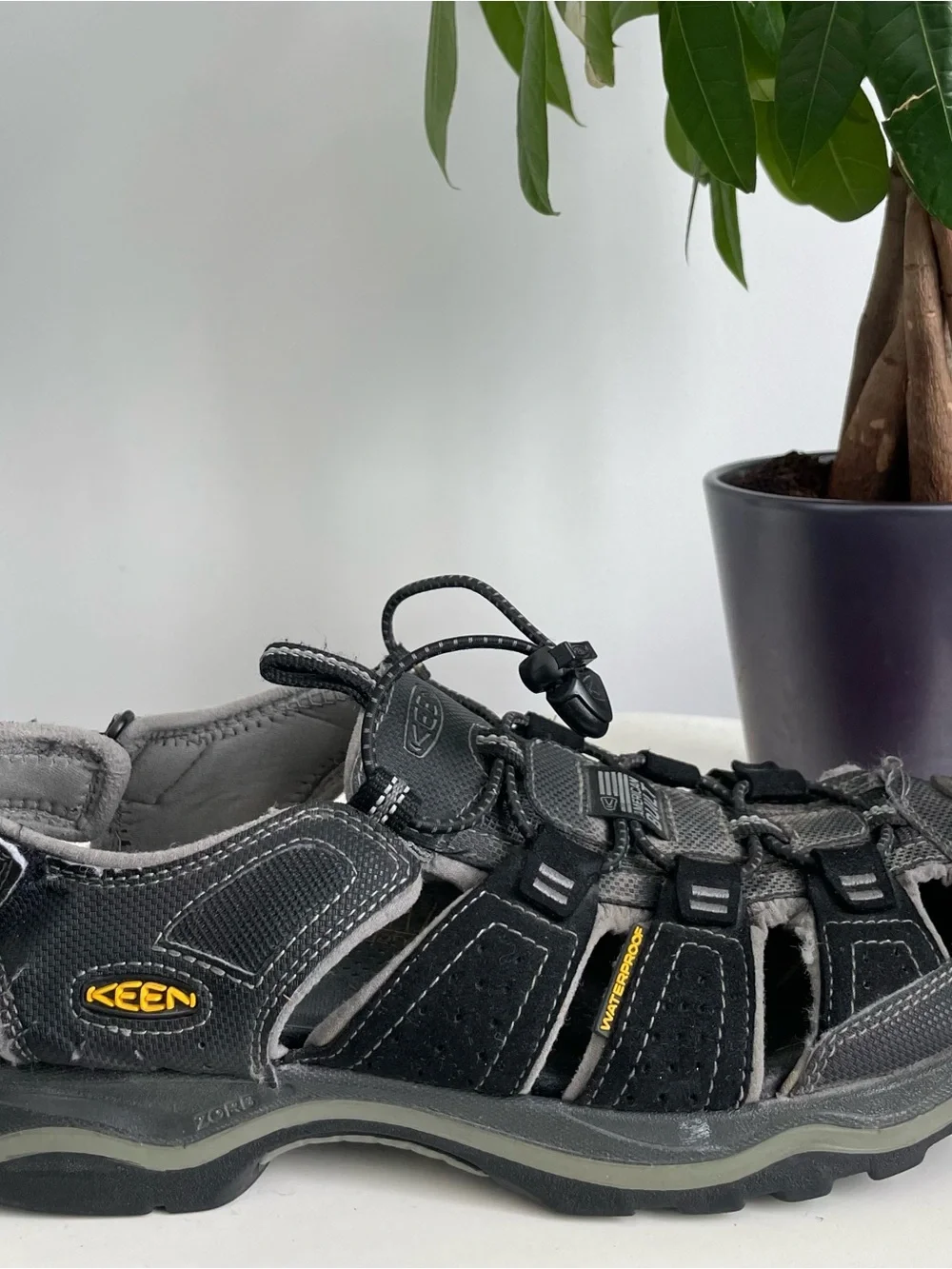 Men Size 9 Keen Rialto II H2 Black Sandals Shoes